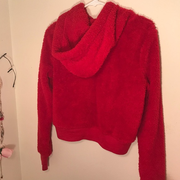 Red faux fur cropped hoddie - Picture 3 of 8